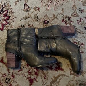 COLE HAAN Cassidy Bootie Black Metallic Size 8.5 B in Great Condition with Box